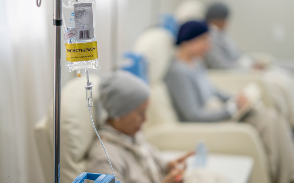 Quimioterapia e queda de cabelo: por que os fios caem e o que realmente esperar?
