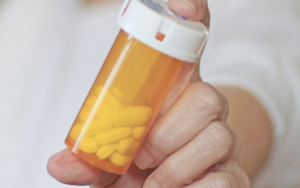 Remédios que fazem o cabelo cair? Entenda como alguns medicamentos podem alterar o ciclo capilar
